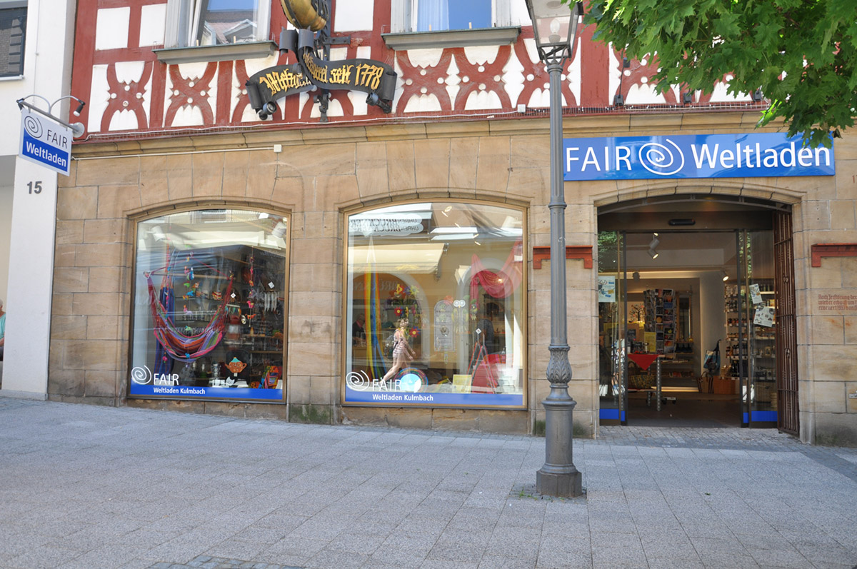 Fair Weltladen, Werbeanlage, Schaufensterbeschriftung, Ausleger