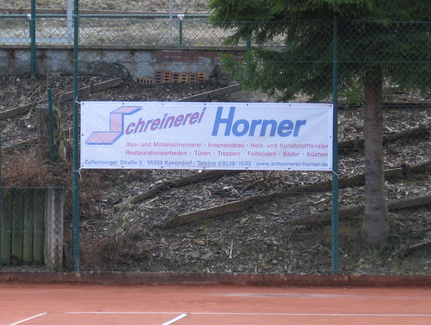 Meshbanner an Zaun befestigt mittels Kabelbindern