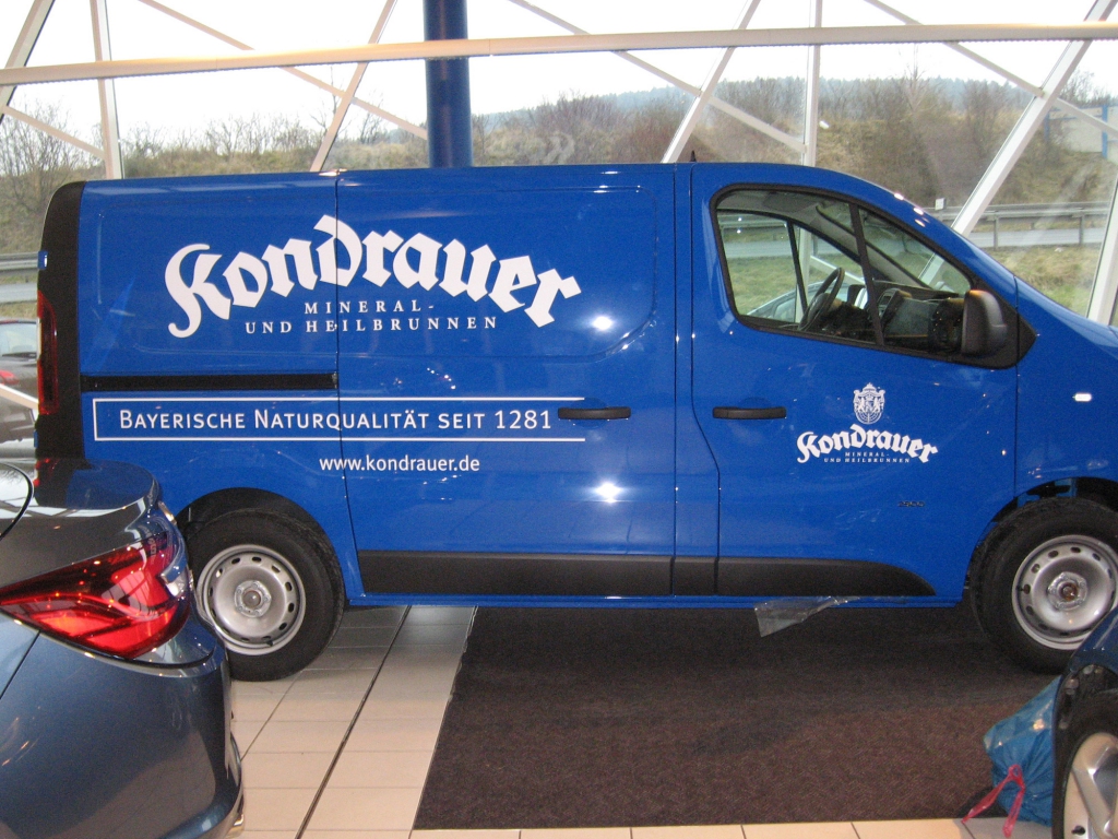 Movano mit Folienbeschriftung