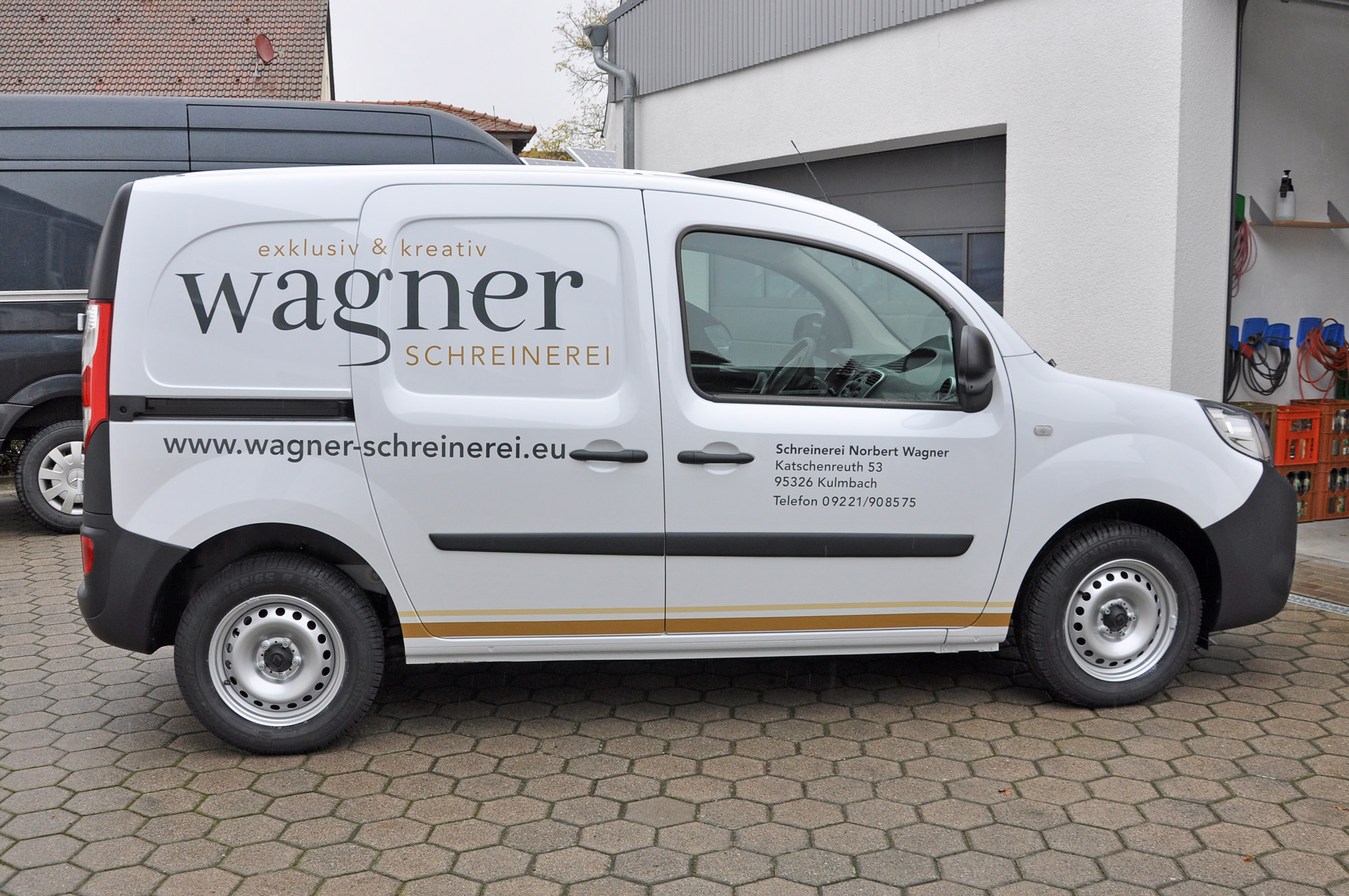 Caddy mit Folienschriftzügen beschriftet