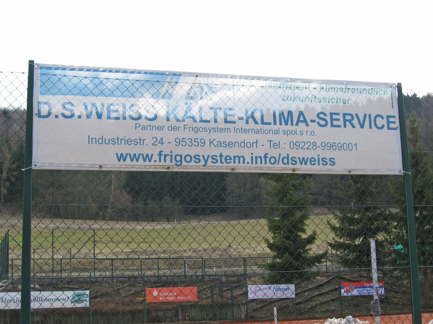 Mesh-Banner Werbung auf Sportplatz